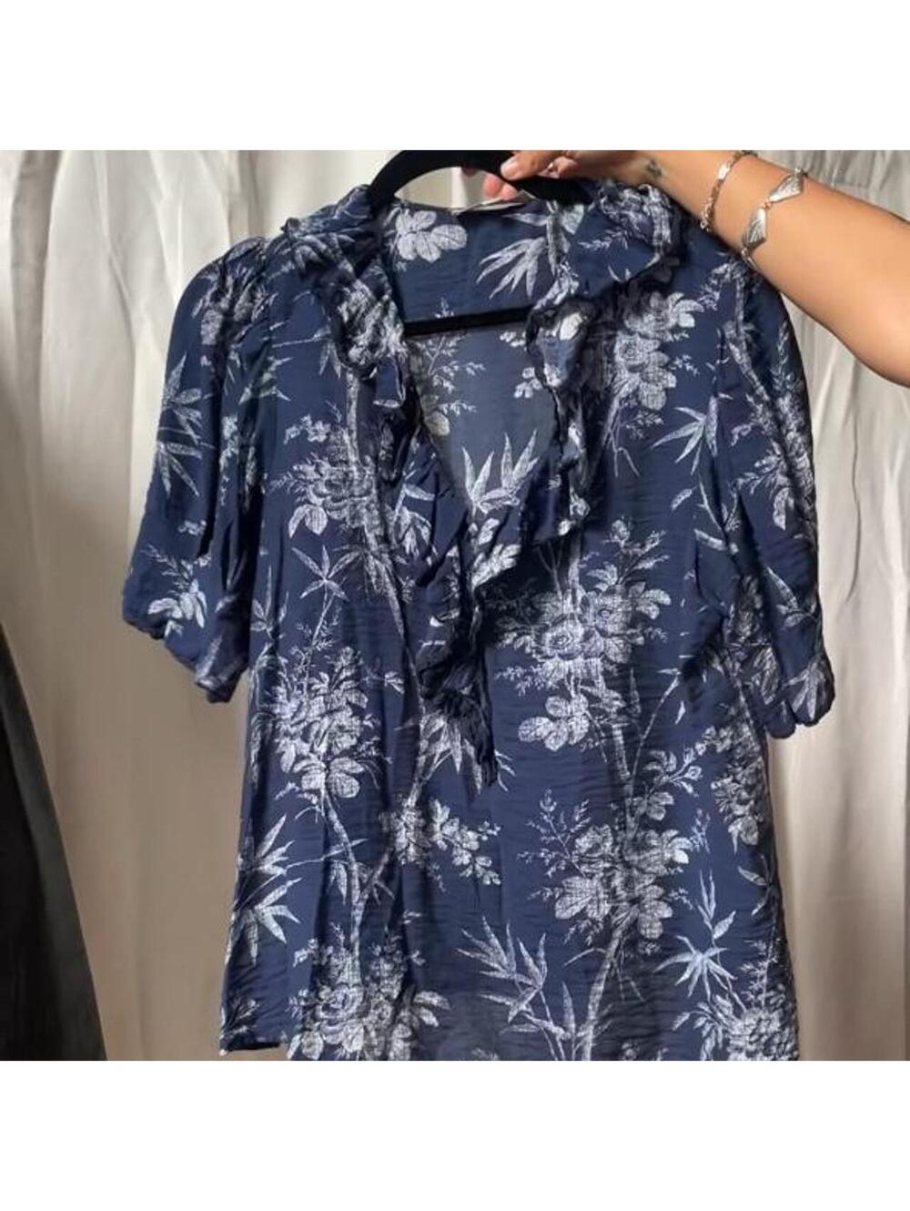 Navy blue with white floral and bamboo print blouse. loft size XL